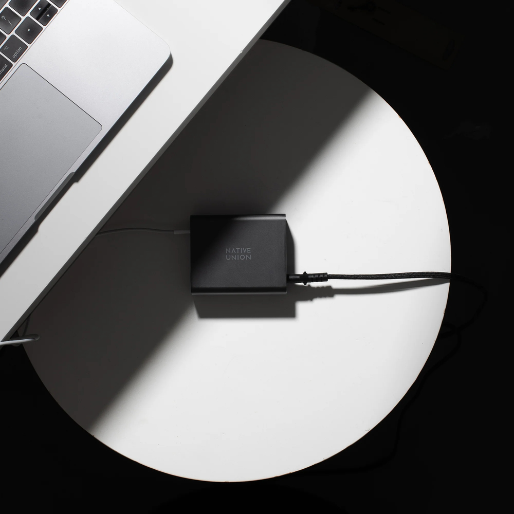 FAST-PD140-BLK-EU FAST GAN CHARGER PRO PD 140W-BLACK-EU, СЗУ 140W,  разъёмы USB-C . Цвет: чёрный